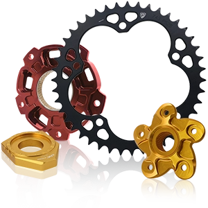Accesorios para motocicletas: piñón, portapiñón y espaciadores en rojo, negro y dorado.